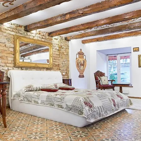 Napoleon'S Secret Spa Apartment